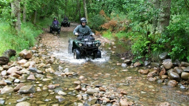  Cuatrimotos por el río